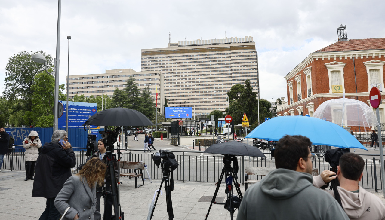 Varios medios a las puertas del hospital madrileño Gómez Ulla