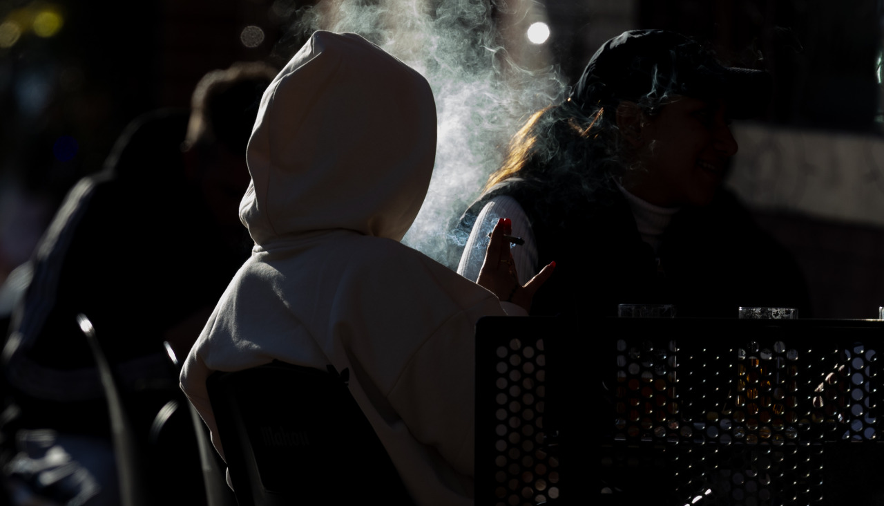 Una persona fuma en una terraza de Madrid