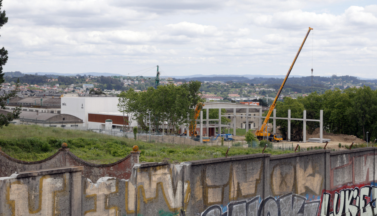 Vista de la antigua Fábrica de Armas, con el edificio en construcción del centro de formación de la Xunta al fondo
