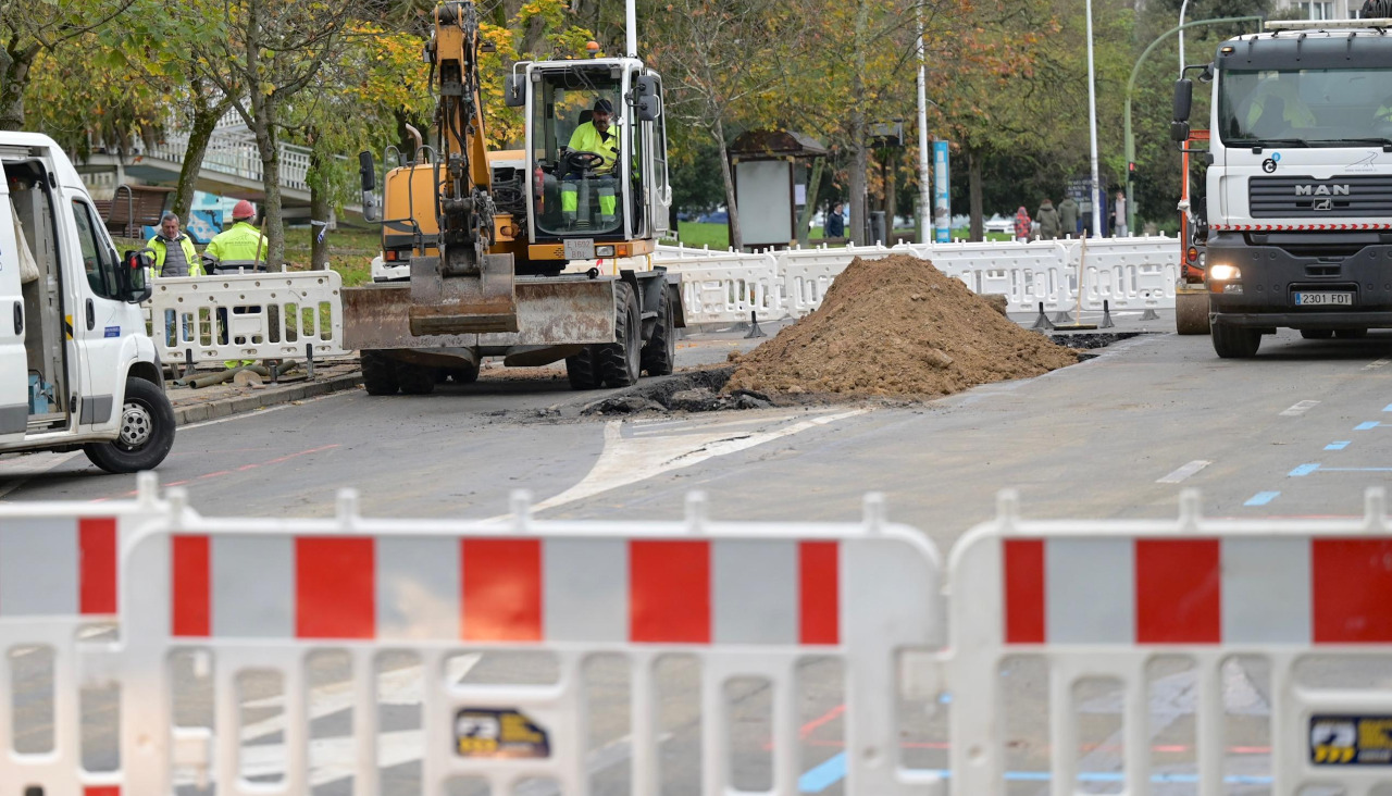 Obras en la red de saneamiento en la calle caballeros