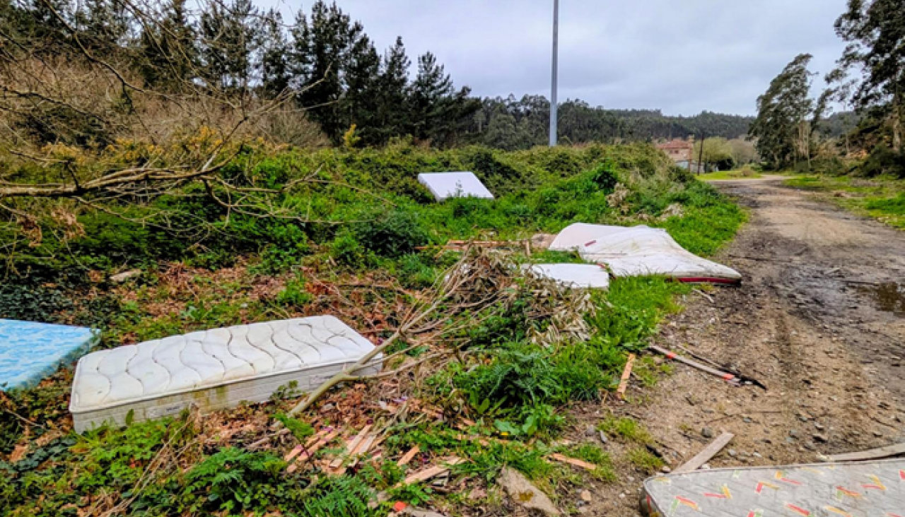 Vertido ilegal en una zona rural de la comarca