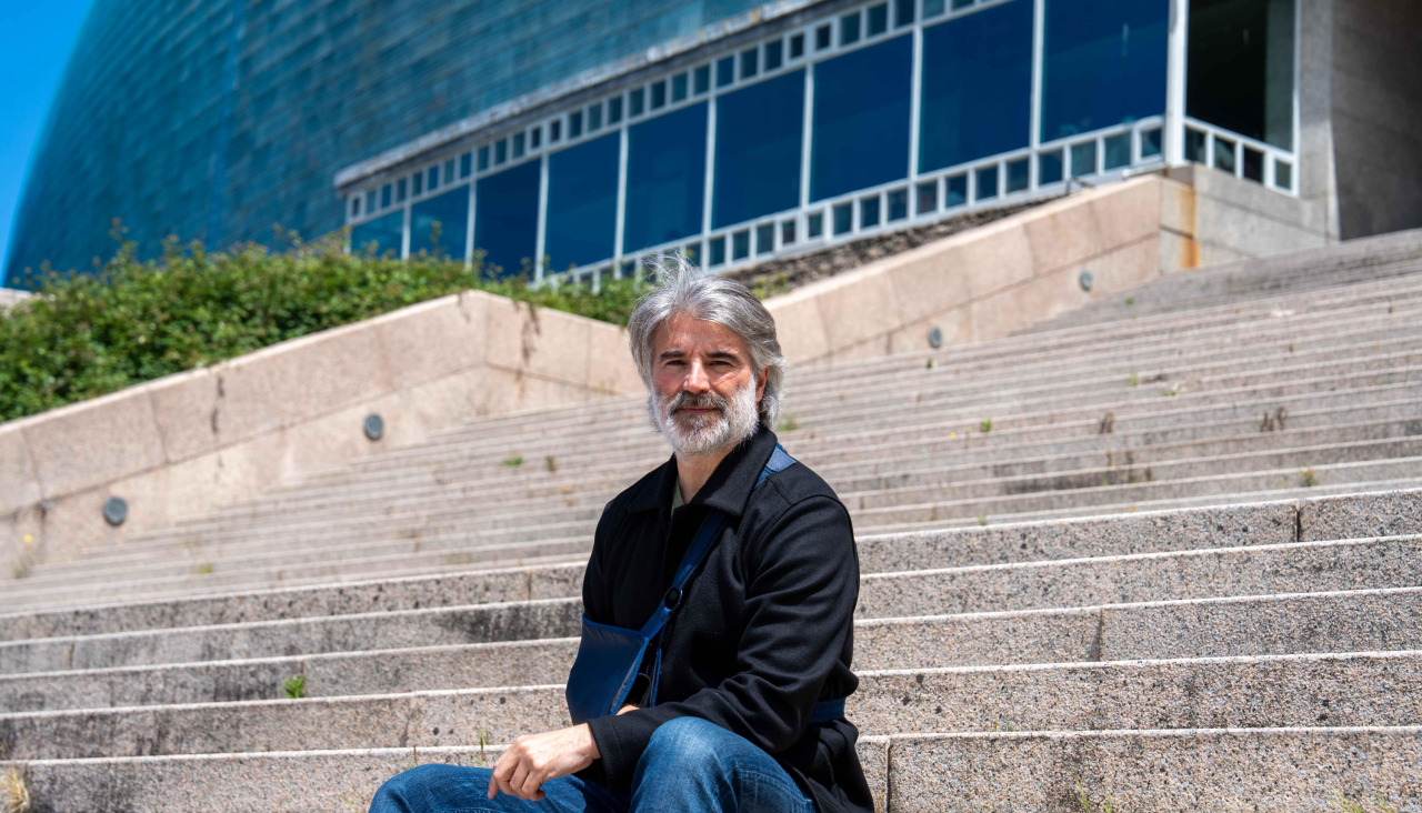 O escritor Iván García no exterior da Domus na Coruña