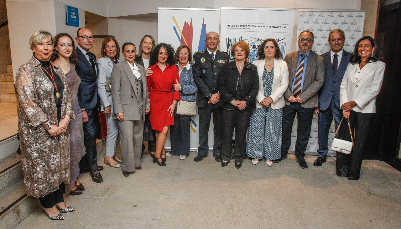 Foto de familia con los ganadores, ayer, en el teatro Rosalía