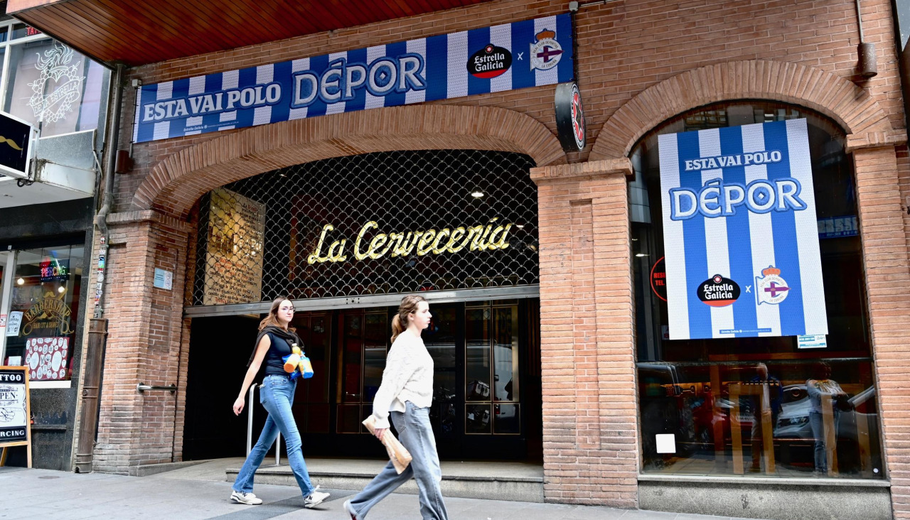 La Cervecería de la calle Concepción Arenal, este jueves, engalanada con los colores del Dépor