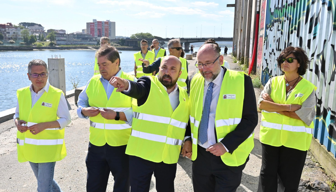 El secretario de Estado de Medio Ambiente (i), el subdelegado del Gobierno en A Coruña, Julio Abalde y el portavoz municipal de A Coruña, José Manuel Lage (c)