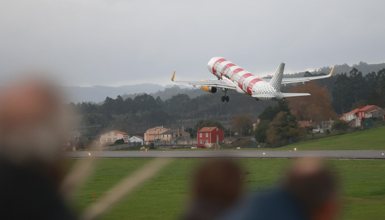 Un avión despega desde el Aeropuerto de A Coruña