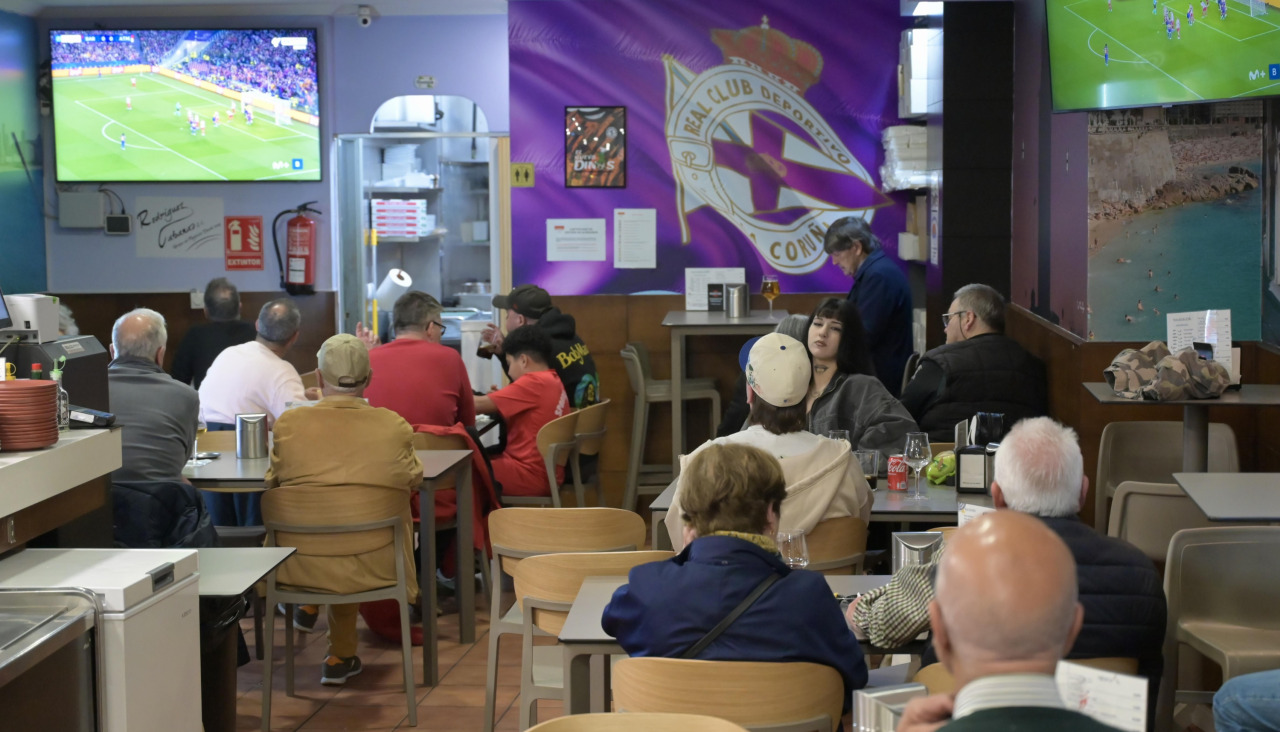 La cafetería Dino’s, en la plaza de España, durante la emisión de un partido