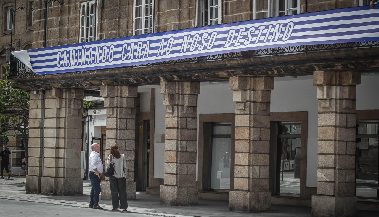 Gonzalo Castro supervisa la colocación de la pancarta de apoyo al deportivo en el edificio de cultura