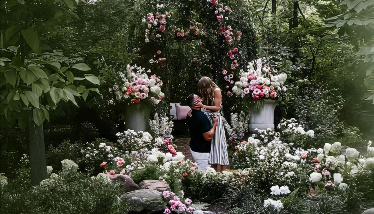 Kelce y Swift, en una de las imágenes de Instagram con las que anunciaron su compromiso en agosto de 2025