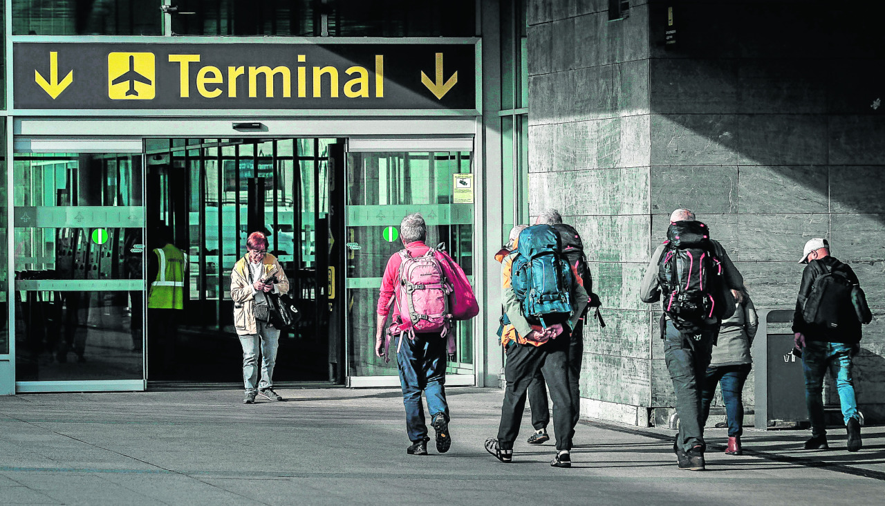Un grupo de pasajeros accede a la terminal del aeropuerto