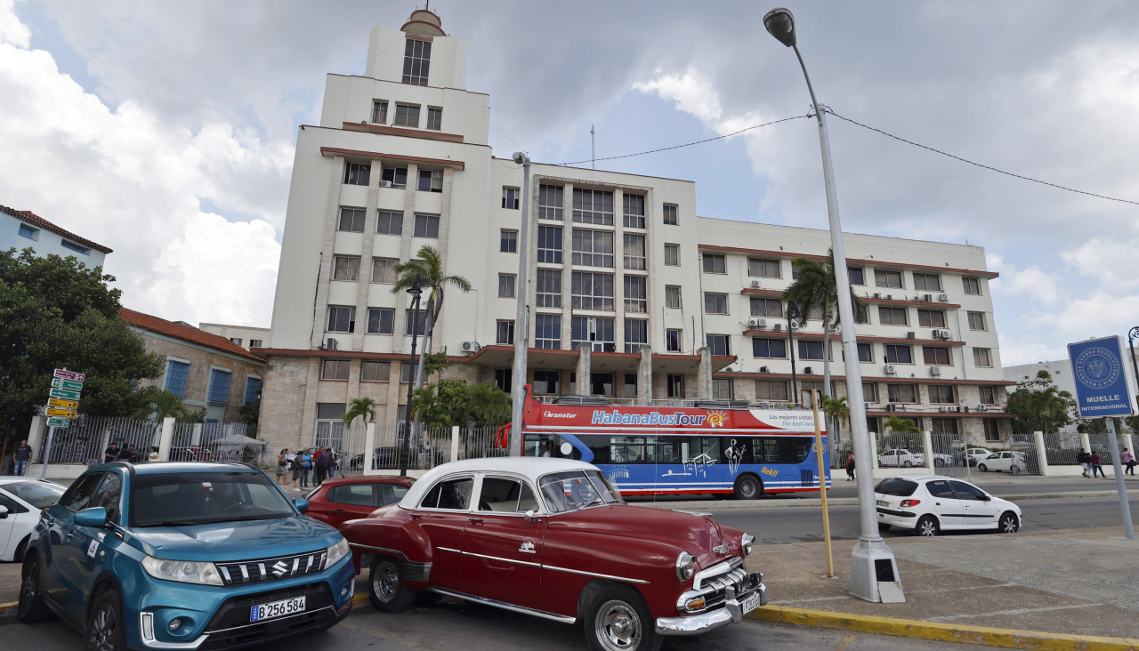 AVehículos estacionados frente a la sede del conglomerado empresarial Gaesa en La Habana el pasado 19 de mayo