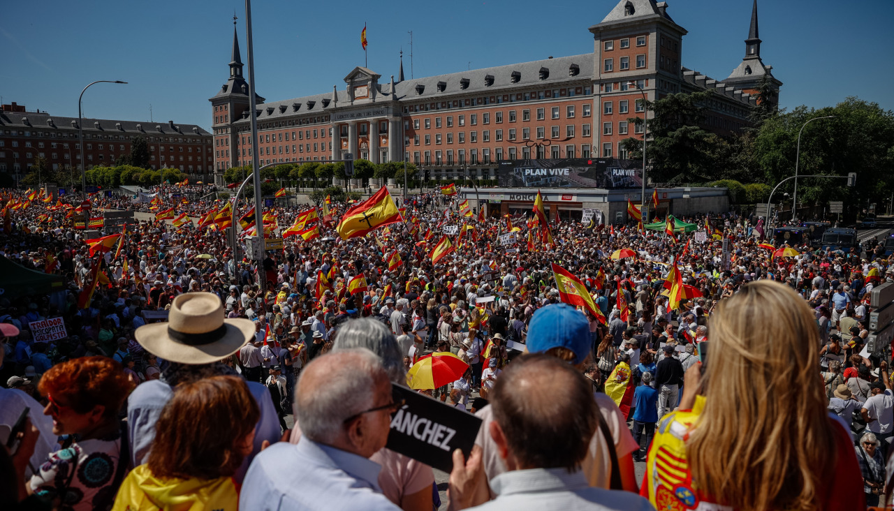 Vista de la manifestación para pedir la dimisión de Pedro Sánchez, celebrada este sábado en Madrid, a su paso por la Moncloa