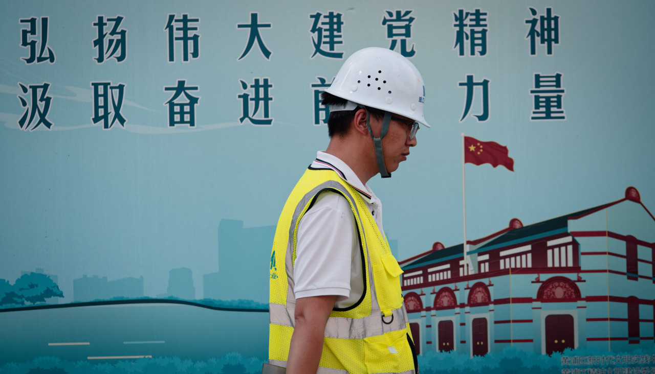 Un trabajador chino, en las calles de Shangai