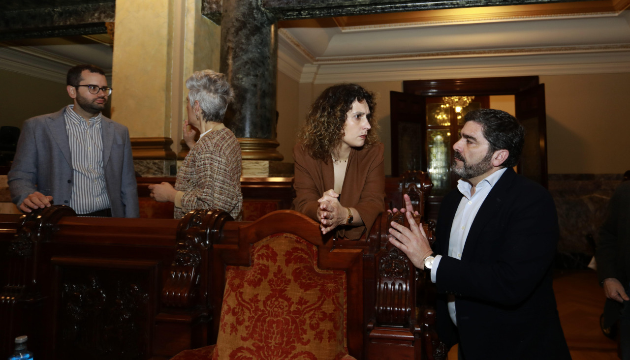 Avia Veira, candidata del BNG a la Alcaldía, charla con el popular Roberto Rodríguez durante un pleno