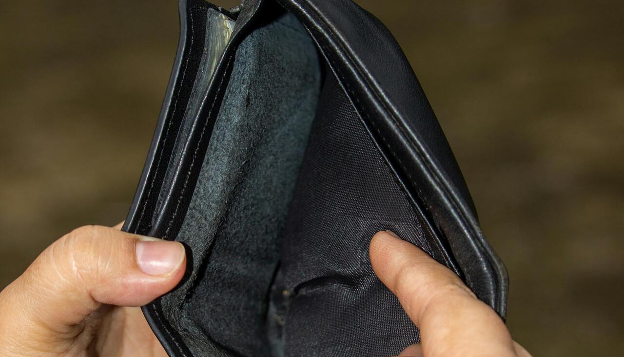 Una persona abre una cartera