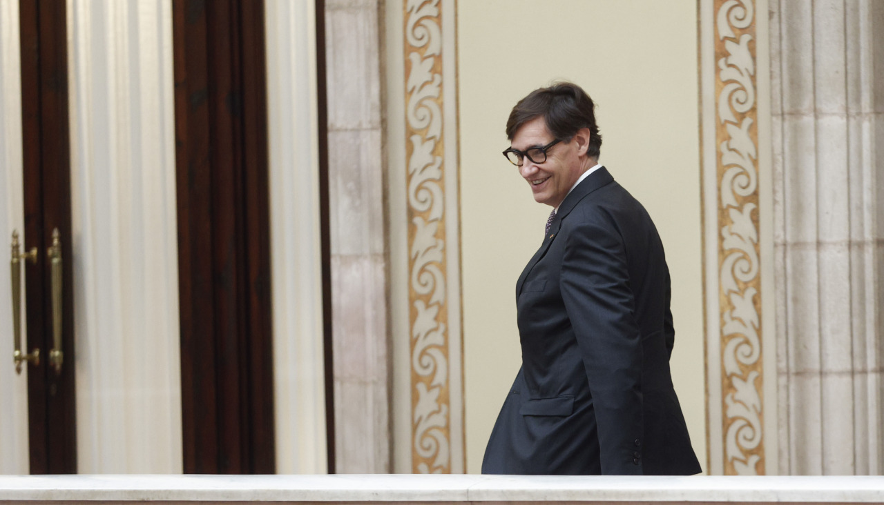 GRAFCAT2952. BARCELONA, 20/05/2026.- El presidente de la Generalitat, Salvador Illa, en los pasillos tras la sesión de control al gobierno catalán en el pleno del Parlament, que se produce un día después de haber rubricado un acuerdo de presupuestos con ERC, a la espera de que el Govern también logre pactar las cuentas con Comuns. EFE/Quique García