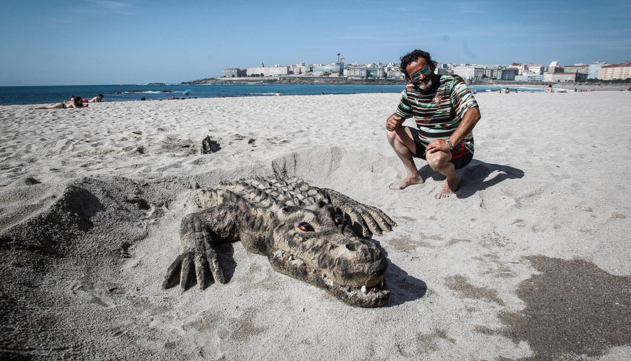 El cocodrilo de arena y el artista, en la playa de Riazor