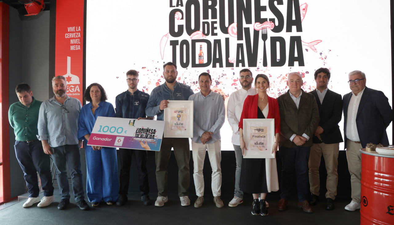 Foto de familia del jurado, ganadores y finalistas