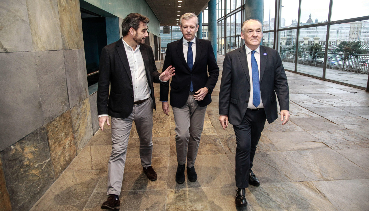 15 febrero 2024Alfonso Rueda, entre Diego Calvo y Miguel Lorenzo, durante un acto en A Coruña