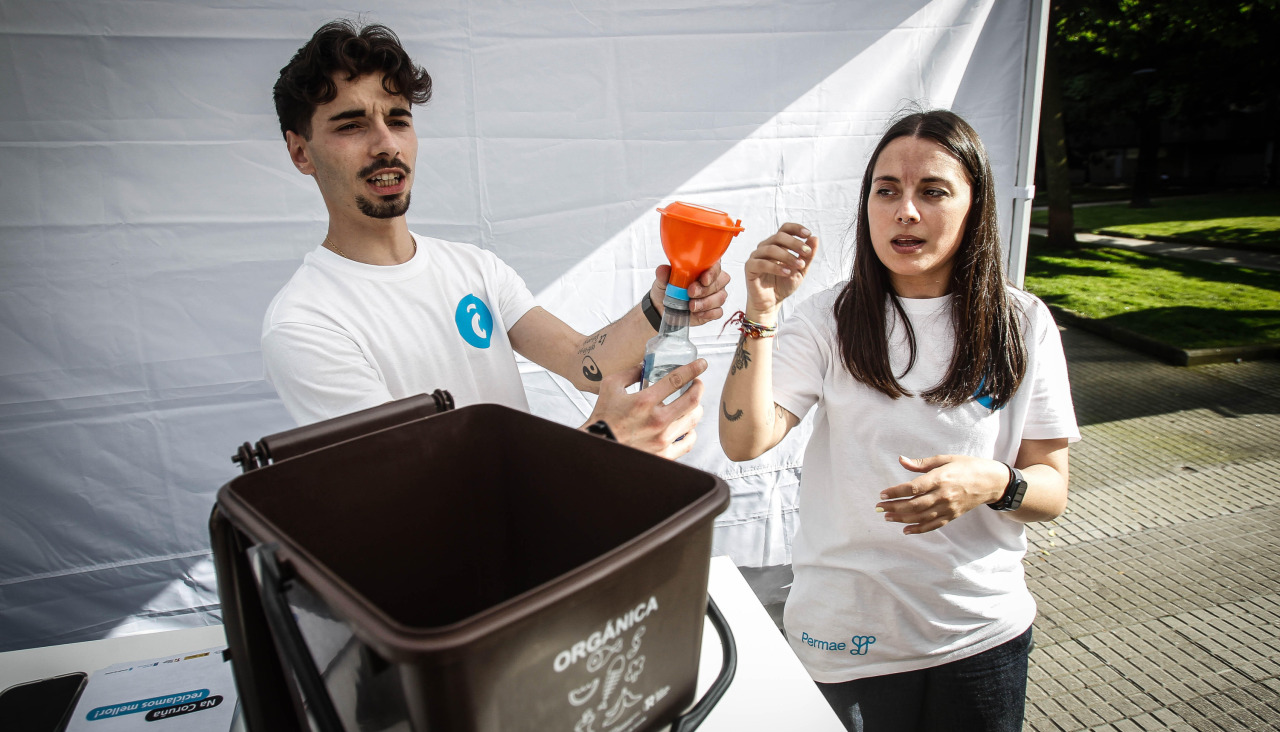 En el entorno de Zalaeta se entregaron cubos para depositar residuos orgánicos en los hogares y embudos para recoger el aceite usado