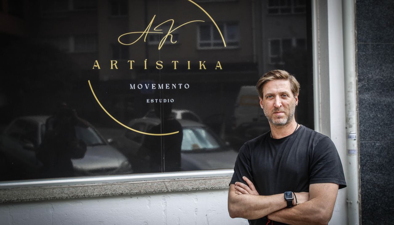 Juan Miguel Hernández, en el estudio de Artístika, en O Temple