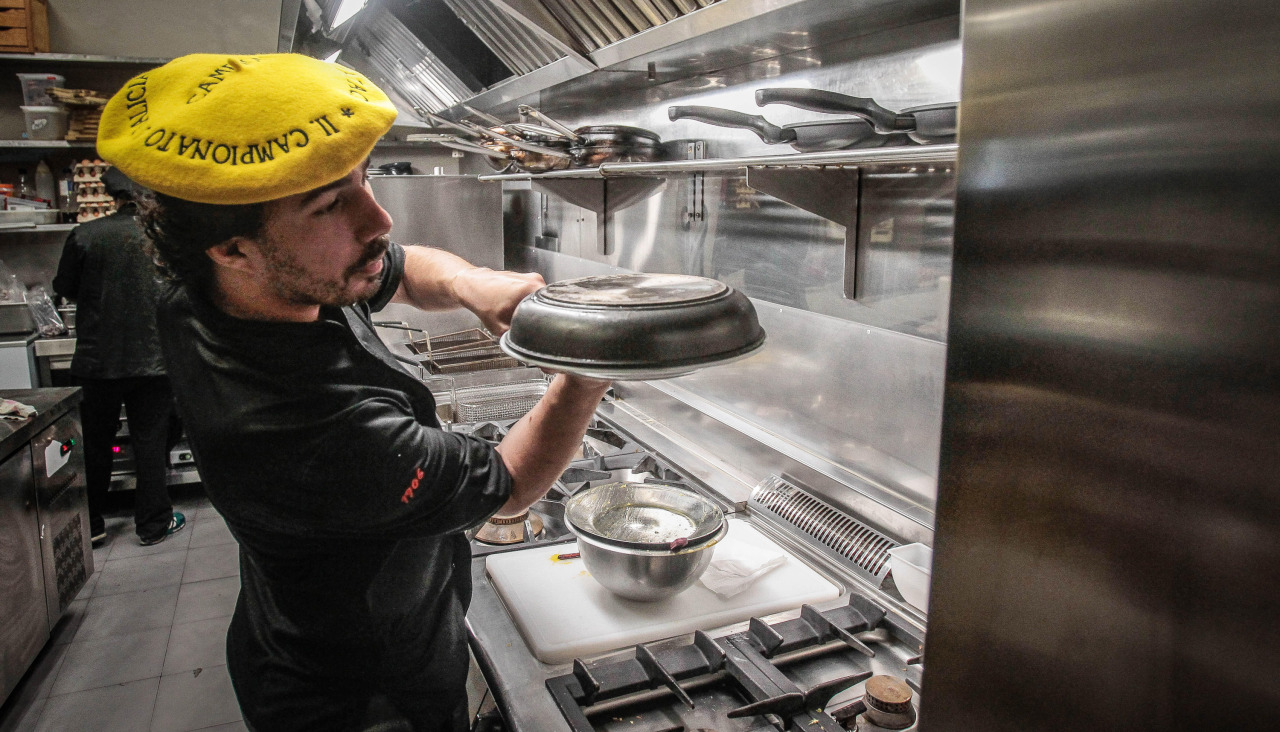 Nico Pedetti prepara su famosa tortilla para El Ideal Gallego