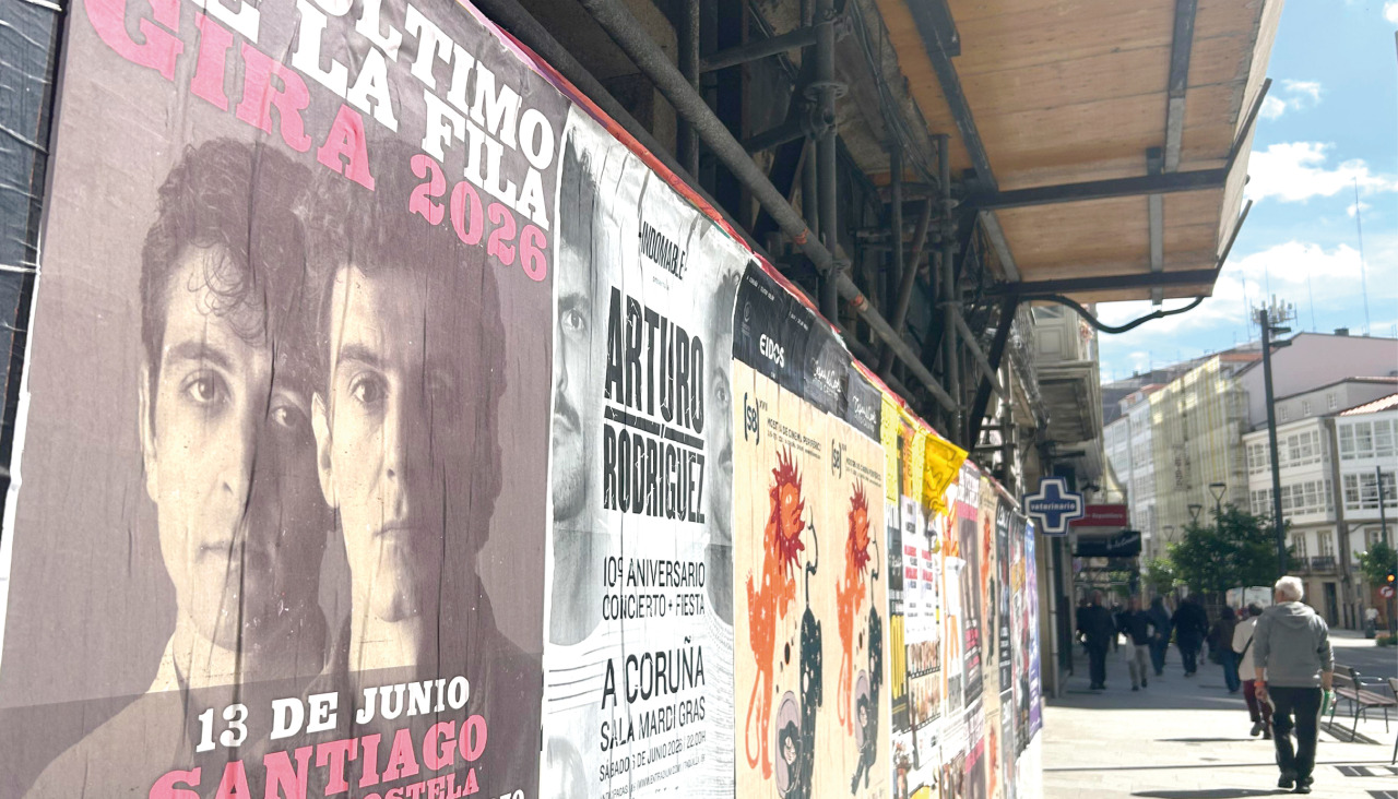 Un cartel en la coruñesa calle San Andrés anuncia el concierto del grupo catalán en el Monte do Gozo