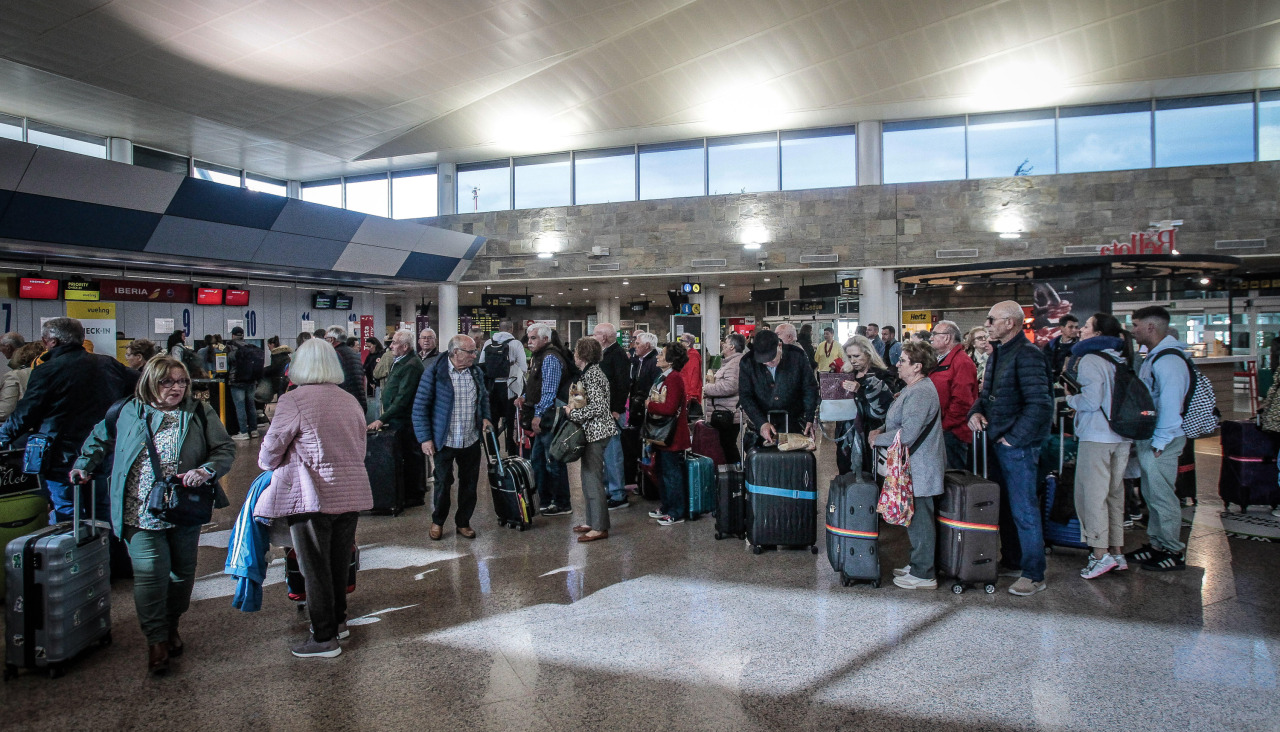 Pasajeros en la terminal de Alvedro