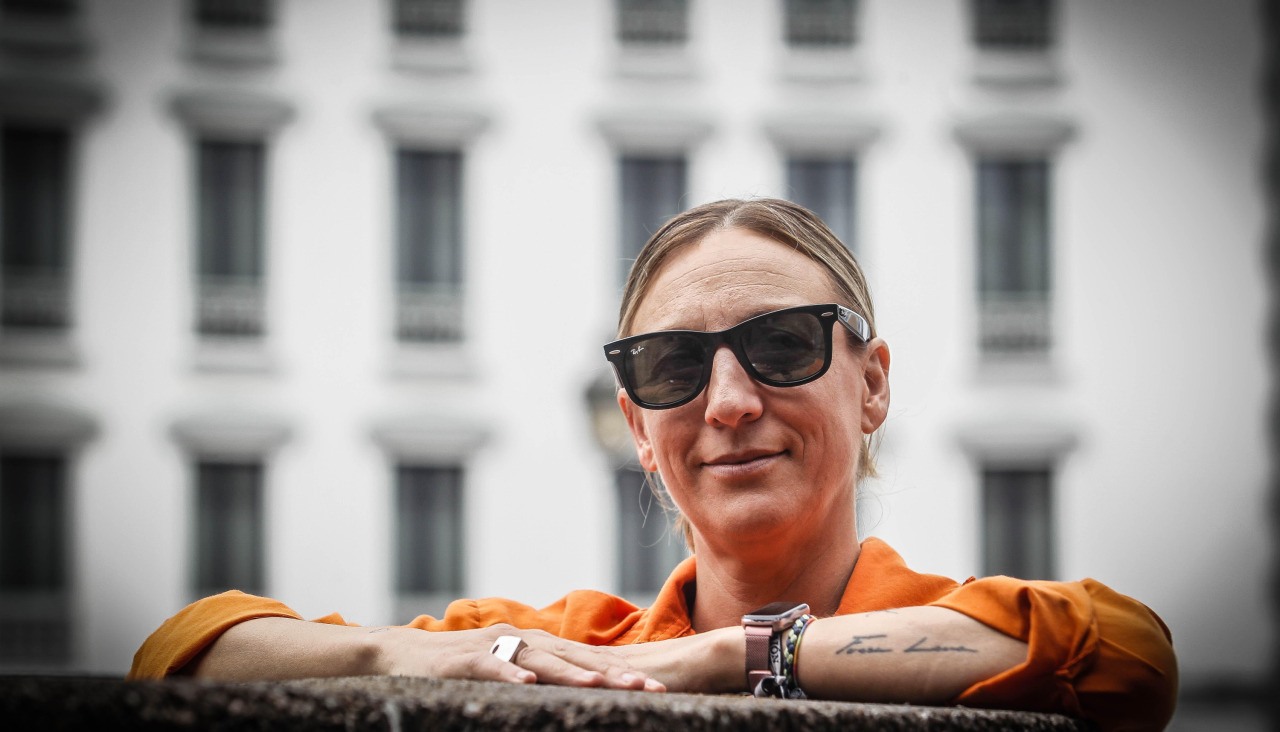Mariana Lema posa con una camisa naranja, color de la esclerosis múltiple, en las inmediaciones del Palacio de la Ópera
