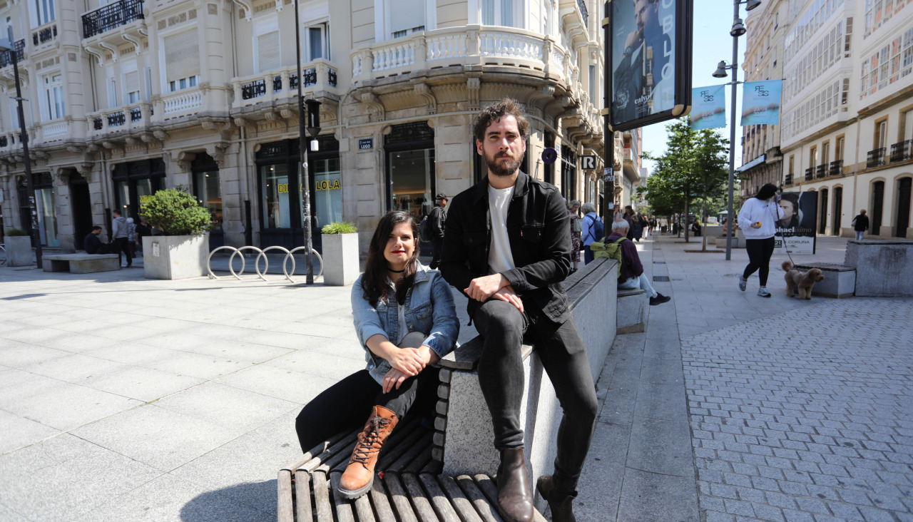 Silvia Rábade y Carlos Tajes, de Escuchando Elefantes, en la plaza de Lugo