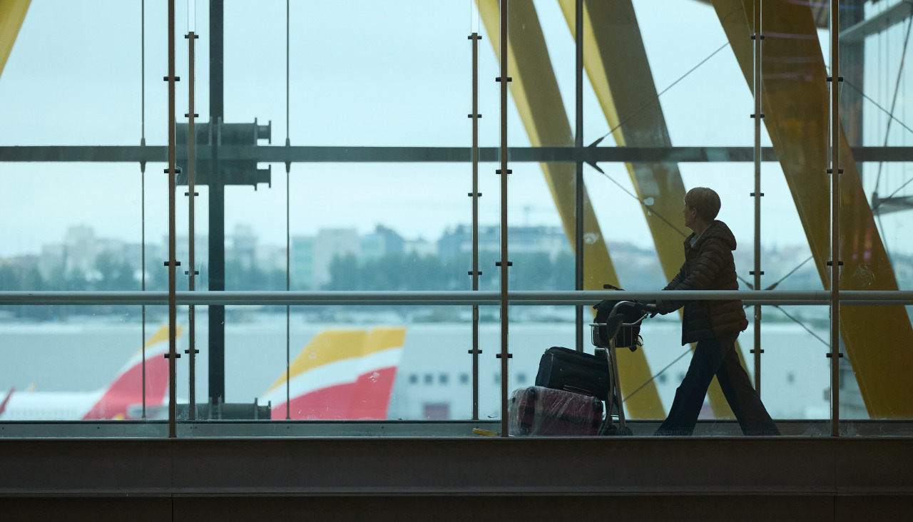 Una viajera en el aeropuerto madrileño de Barajas