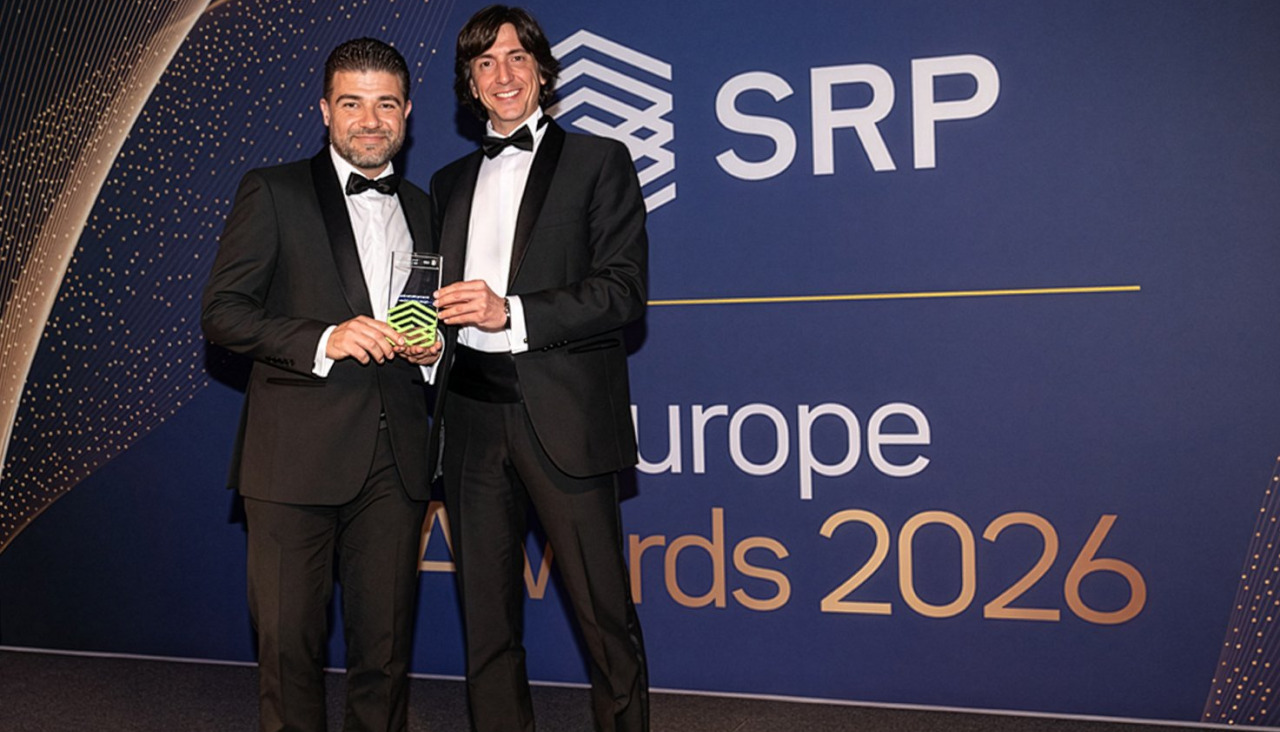 SRP Europe Awards: de izquierda a derecha en la imagen, Carlos Traquino, team leader de Tesorería de Clientes en Abanca Portugal, y Rafael Fernández de Soria, director de Tesorería de Clientes España y Portugal de Abanca