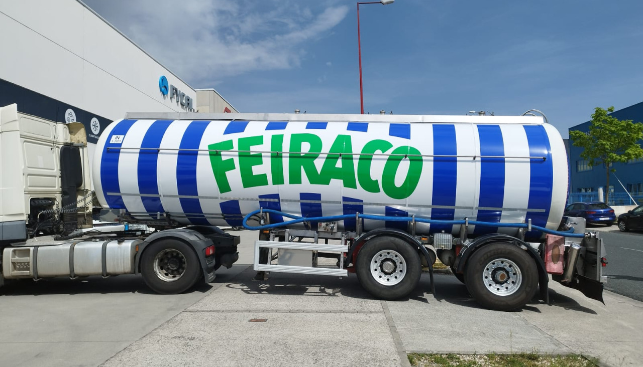 Camión cisterna de Feiraco tematizado con los colores del Deportivo