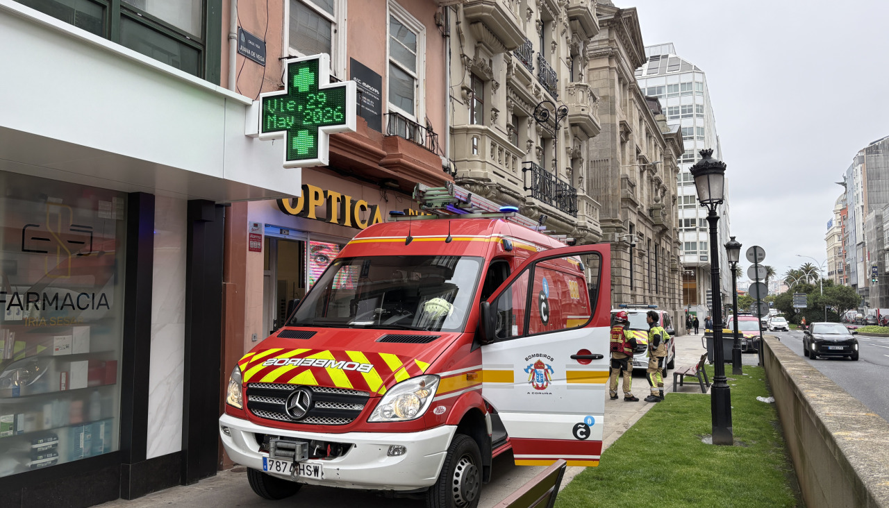 Los Bomberos de A Coruña intervienen en la farmacia de San Andrés
