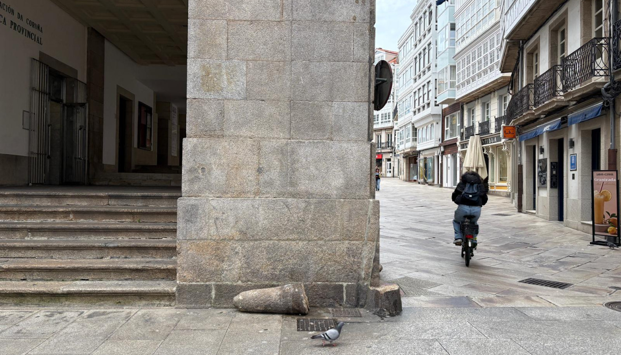 El bolardo roto en la esquina del teatro Rosalía de A Coruña