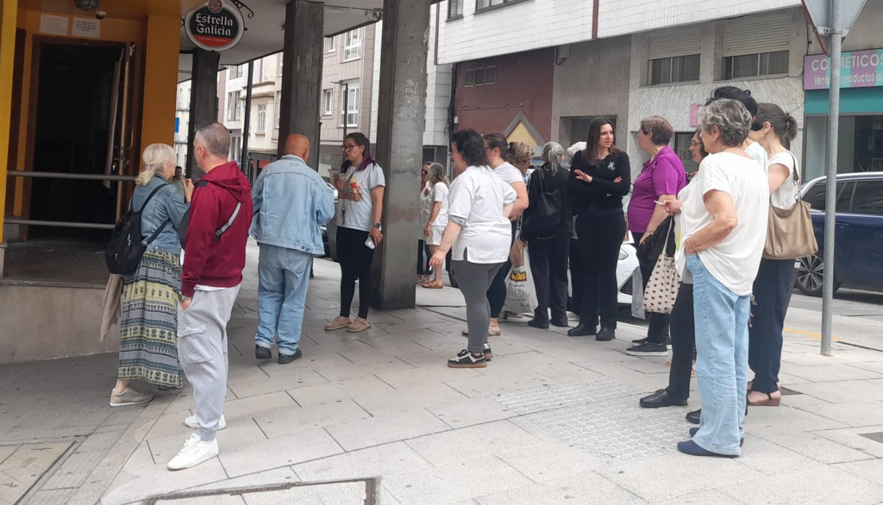 Varios vecinos se acercaron hasta el establecimiento al ver a los servicios de emergencias