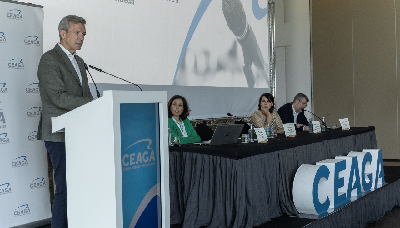 Alfonso Rueda (izquierda), durante la clausura de la asamblea de Ceaga, este viernes