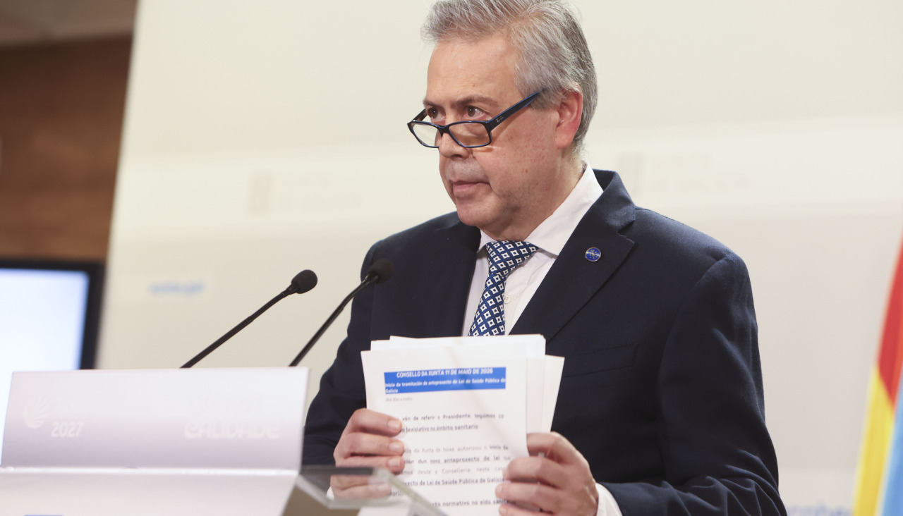 El conselleiro de Sanidad, Antonio Gómez Caamaño, en una rueda de prensa en Santiago