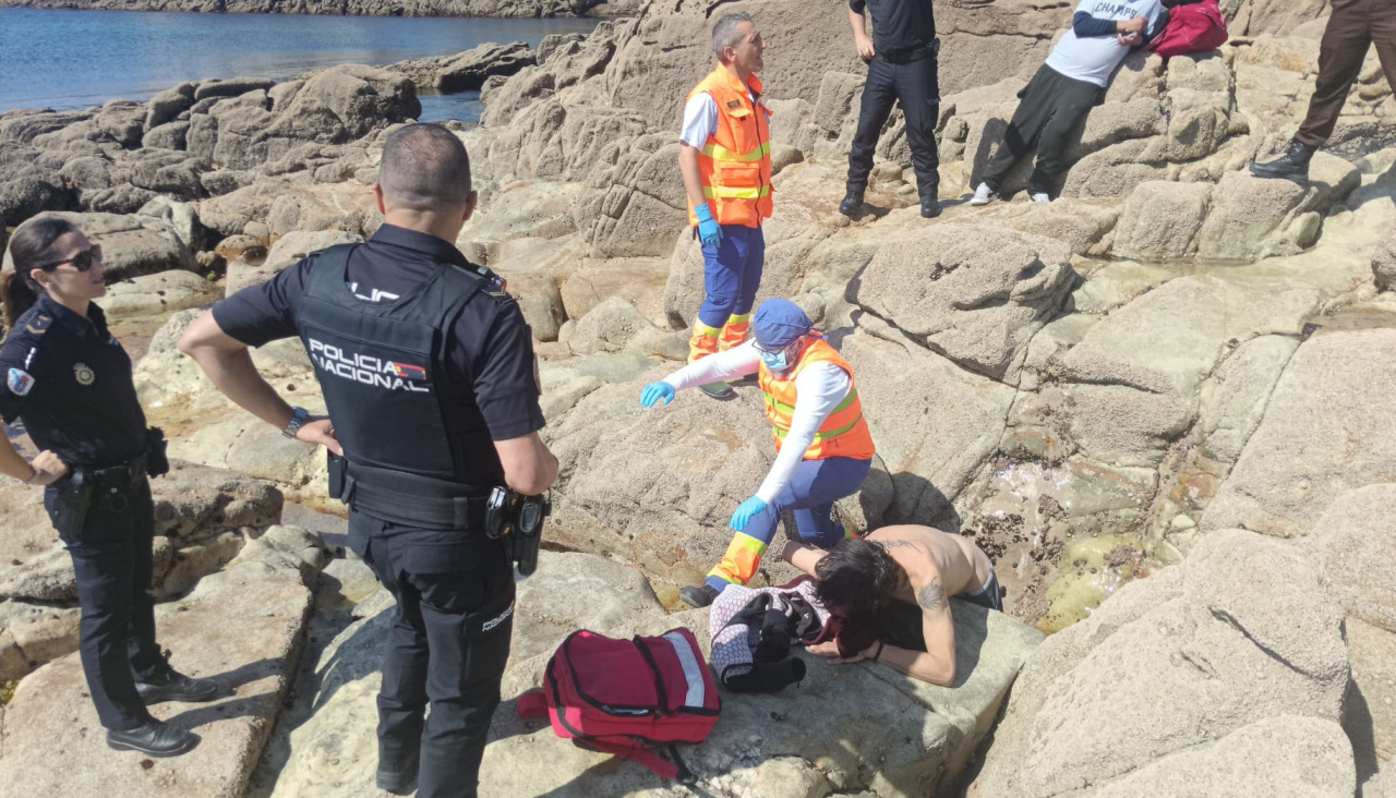 Servicios de emergencia atienden al hombre que quedó atrapado en las rocas