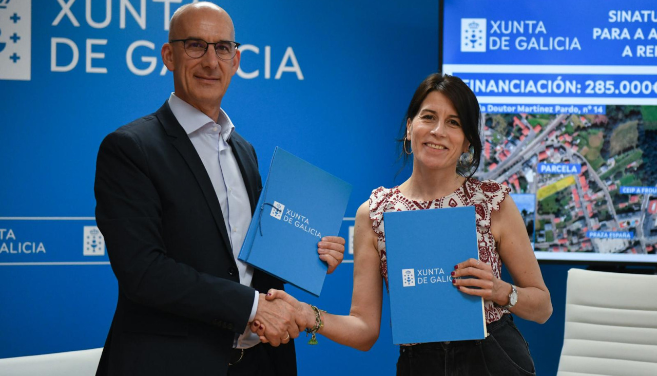 La conselleira de Vivenda e Planificación de Infraestruturas, María M. Allegue, firmó con el alcalde de Curtis, Javier Caínzos