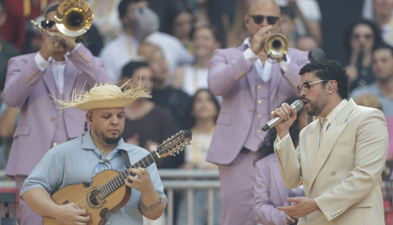 El cantante y compositor puertorriqueño Bad Bunny durante el concierto que ha ofrecido este sábado en el estadio Metropolitano, en Madrid