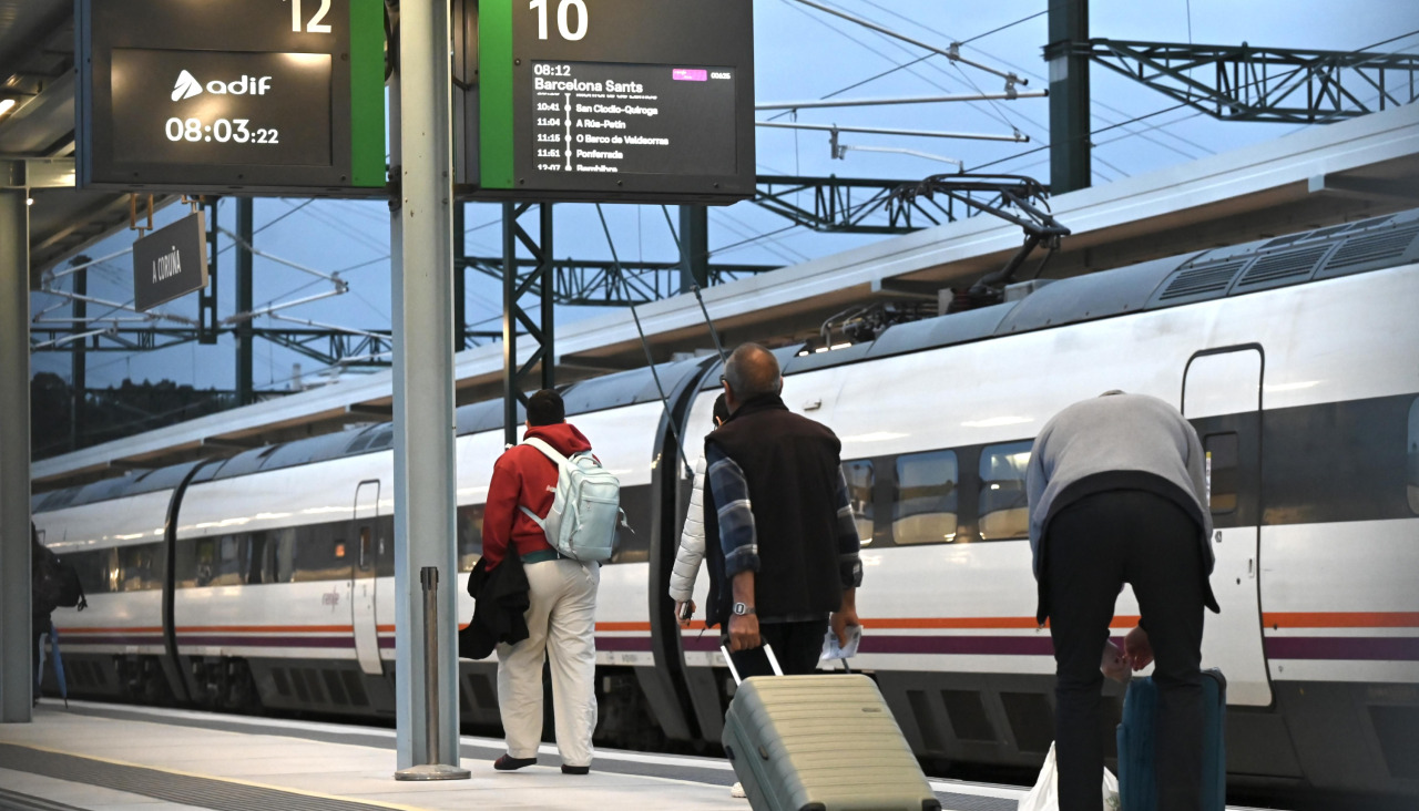 Viajeros acceden a un Alvia, en la estación de tren de A Coruña