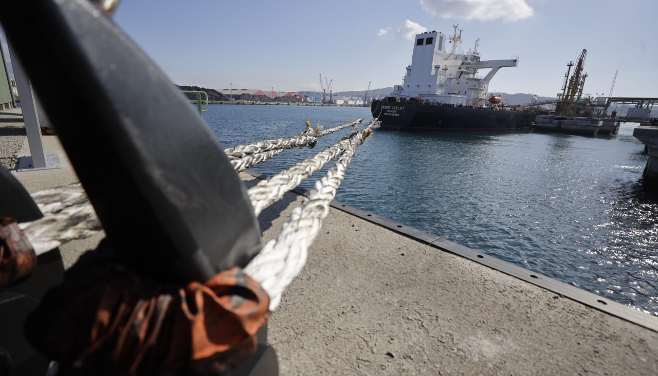 Un petrolero, atracado en la terminal de Repsol en el Puerto Exterior de Langosteira