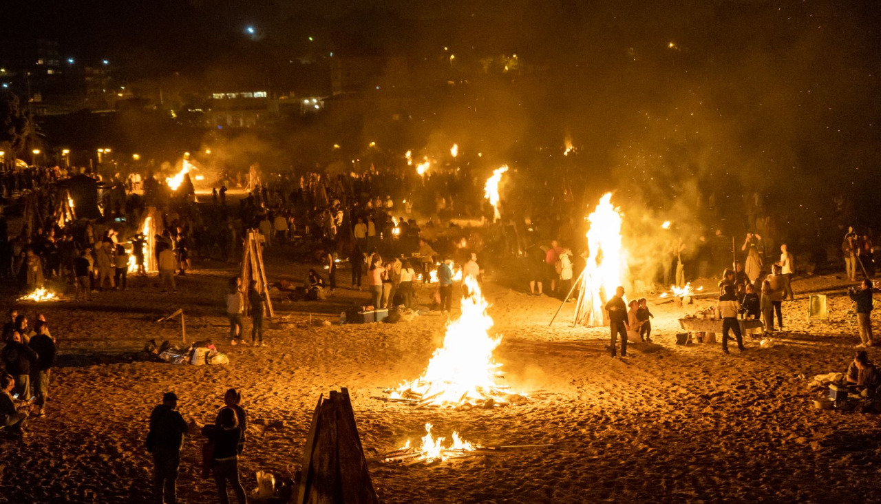 Hogueras de San Juan en una playa del concello de Oleiros