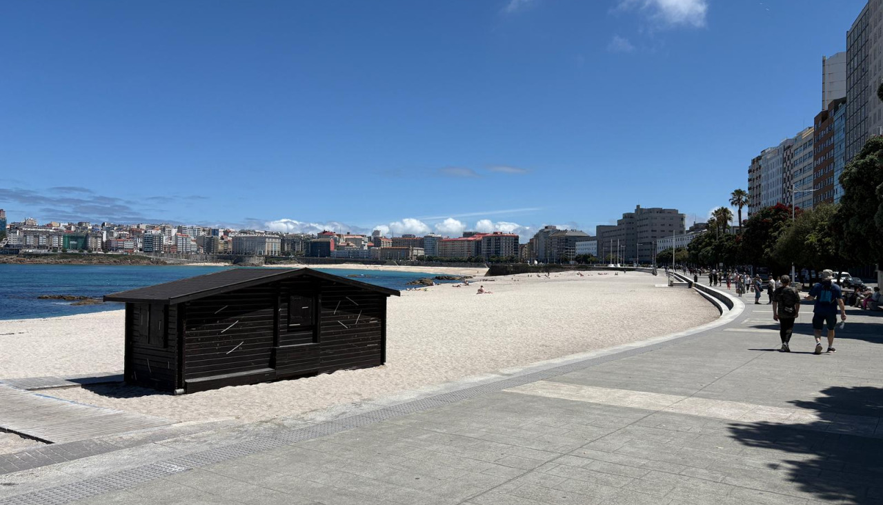 Las casetas de los socorristas ya colocadas en Riazor