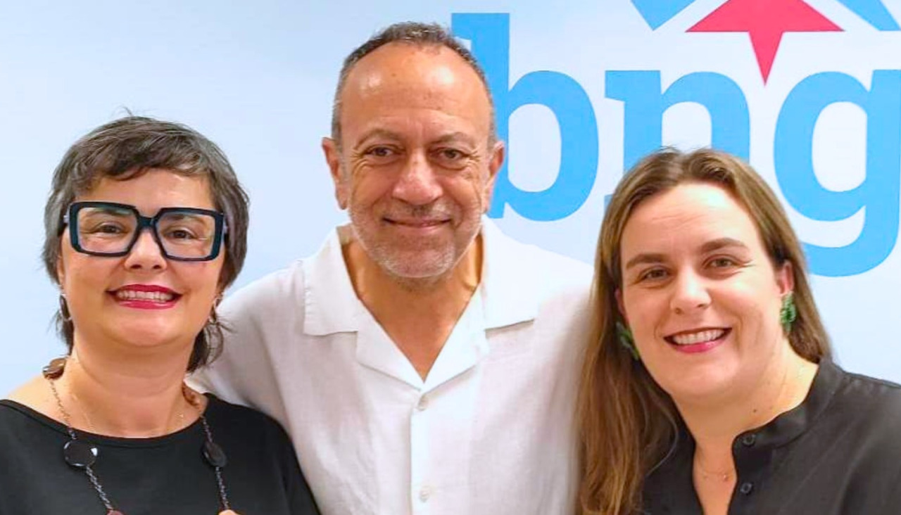 Tenreiro, en el centro, con las ediles Vanessa Reu (i) y Amelia Sánchez (d)