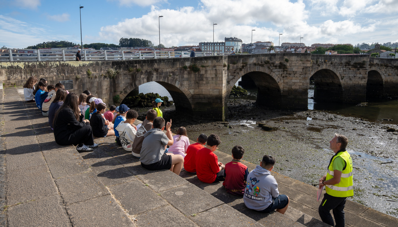 Alumnos de Culleredo en un momento de la ruta, a la altura de A Ponte do Burgo