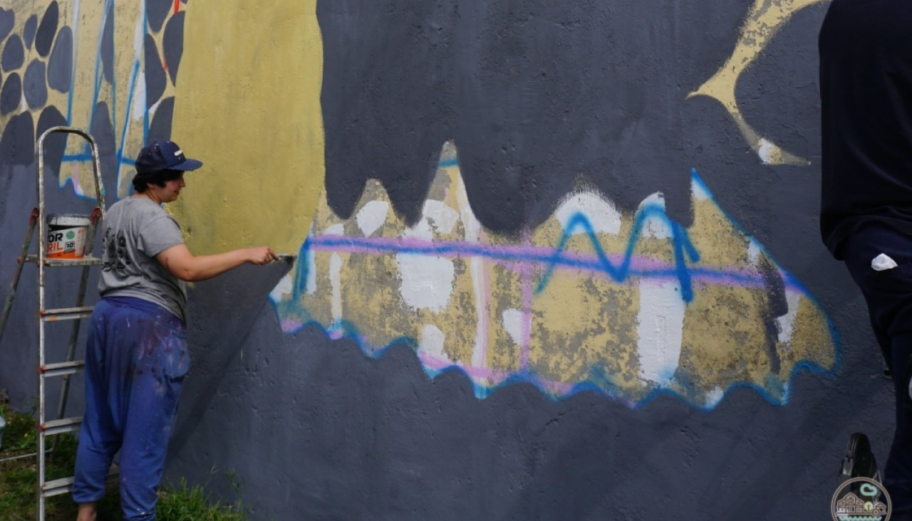 Elvira Sánchez realizando o mural