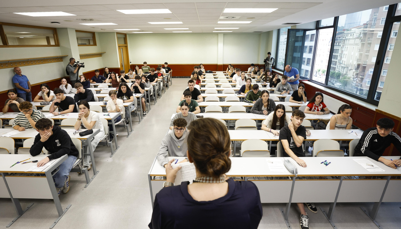 Estudiantes antes de comenzar los exámenes de este martes en Bilbao
