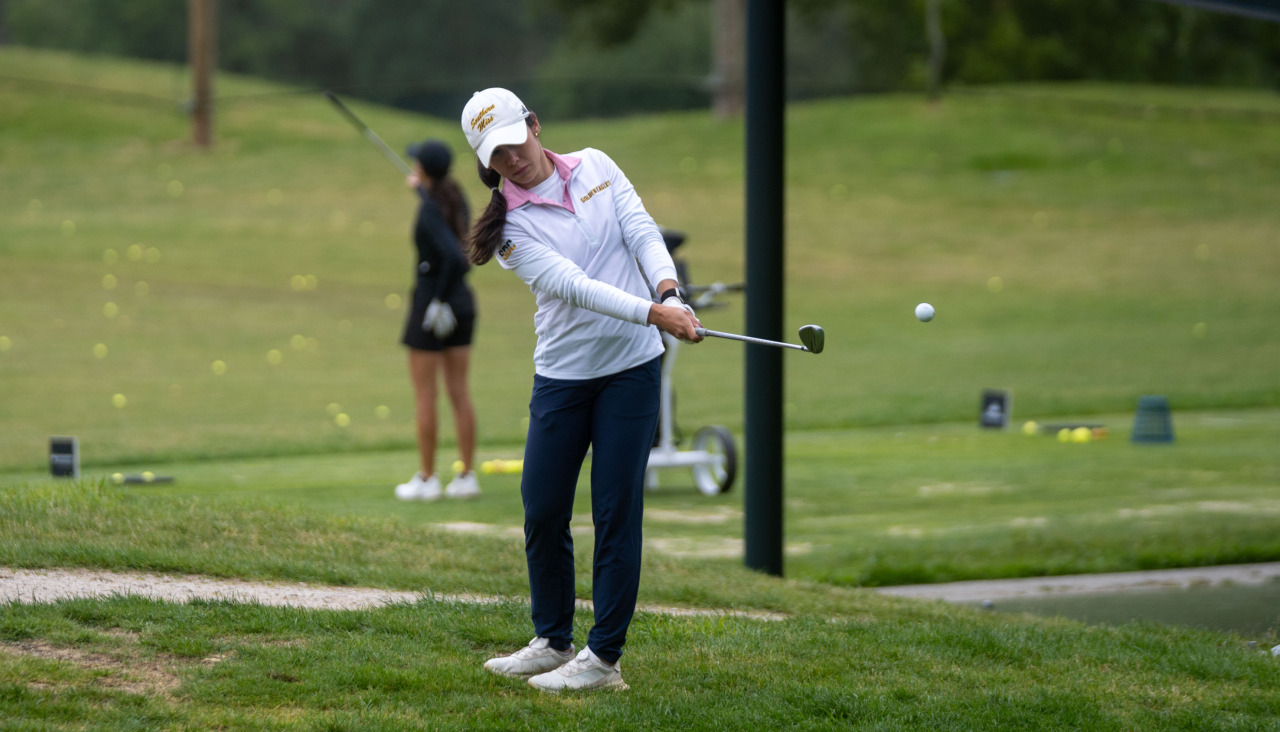 Una mujer durante una sesión de golf